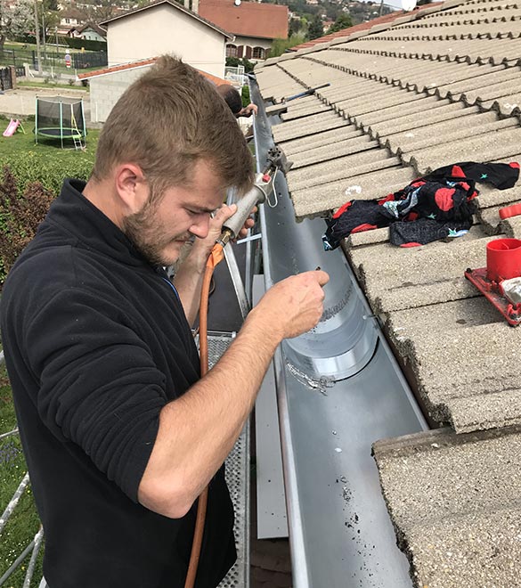 Couvreur ACPH, technicien sur toiture, réparation de gouttière, zinguerie
