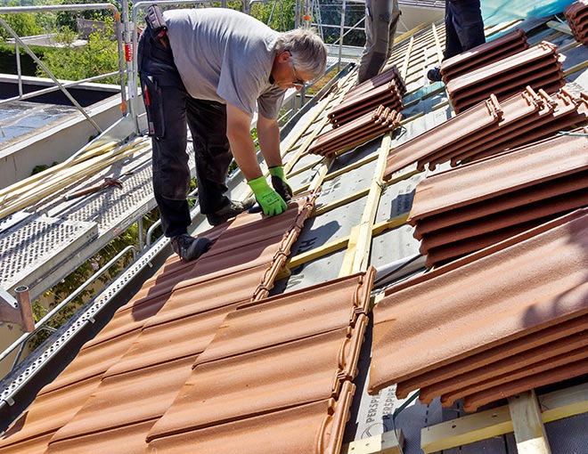 Couvreur ACPH, technicien sur toiture, pose de tuiles
