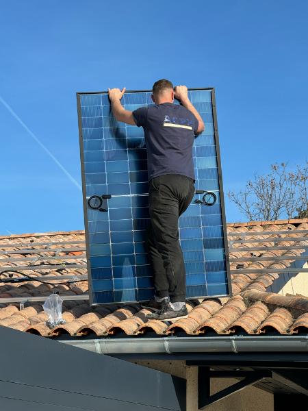 Installation d'un panneau solaire sur un toit